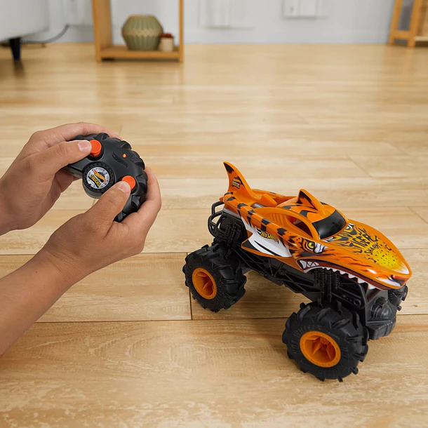 Hot Wheels Monster Trucks - Tiger Shark RC 5