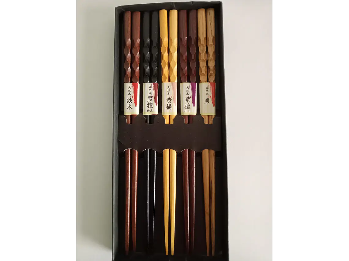 Set de 5 pares de palillos japoneses. Madera.  1