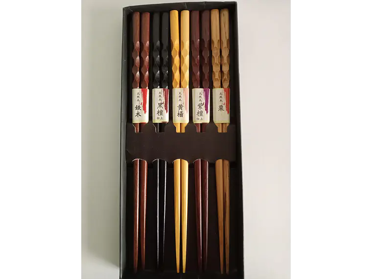Set de 5 pares de palillos japoneses. Madera.  1