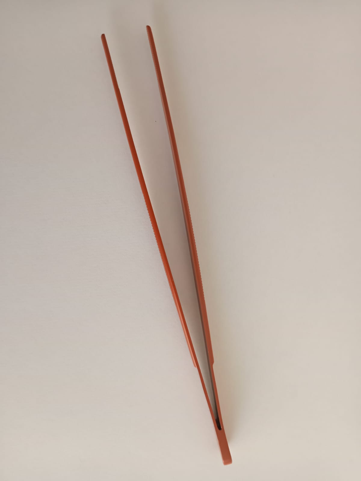 Pinza para Emplatar Recta. Naranjo. 20 cm.