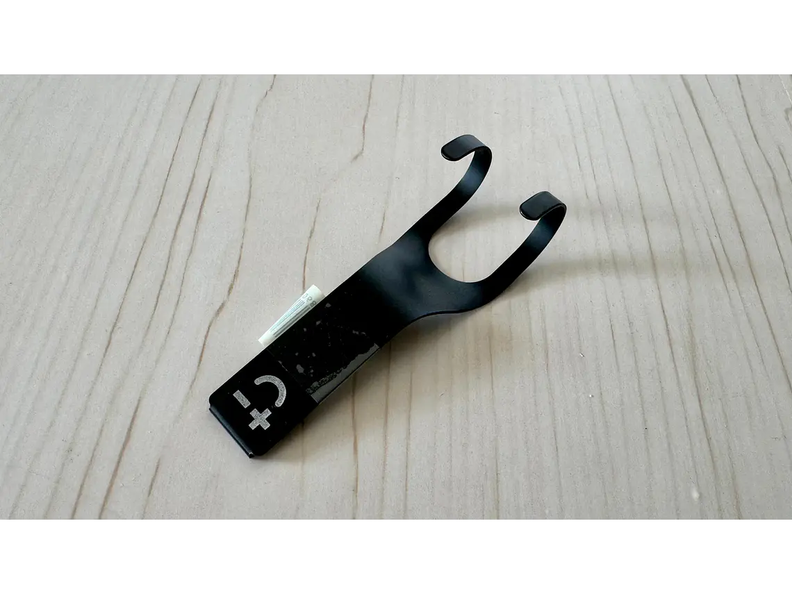 Gancho doble para barra magnética. Negro. 3