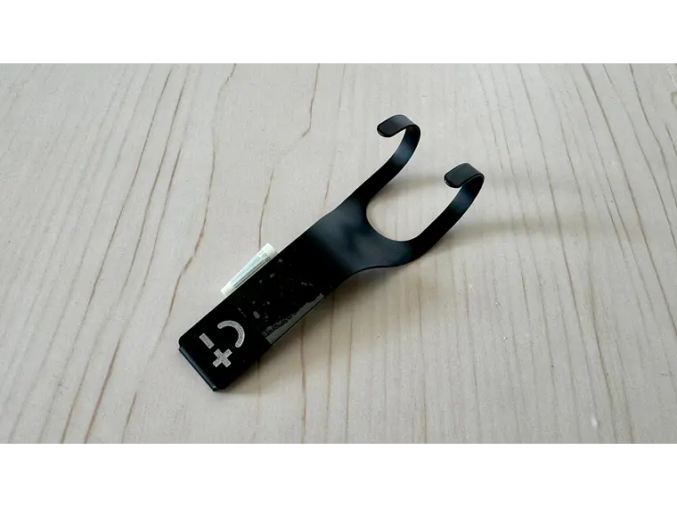 Gancho doble para barra magnética. Negro. 3