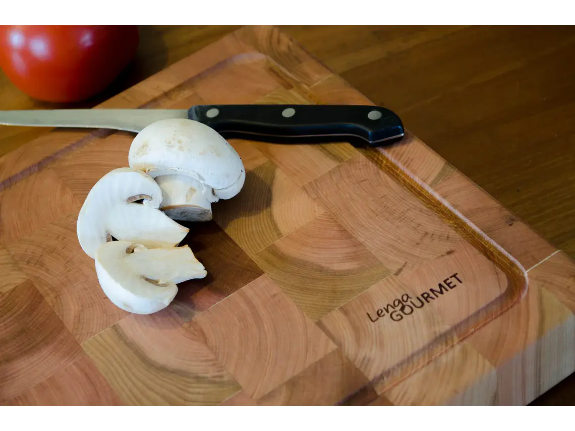 Tabla de Cocina. Madera de Lenga. Fin de Grano. 34 x 34 cm. 2