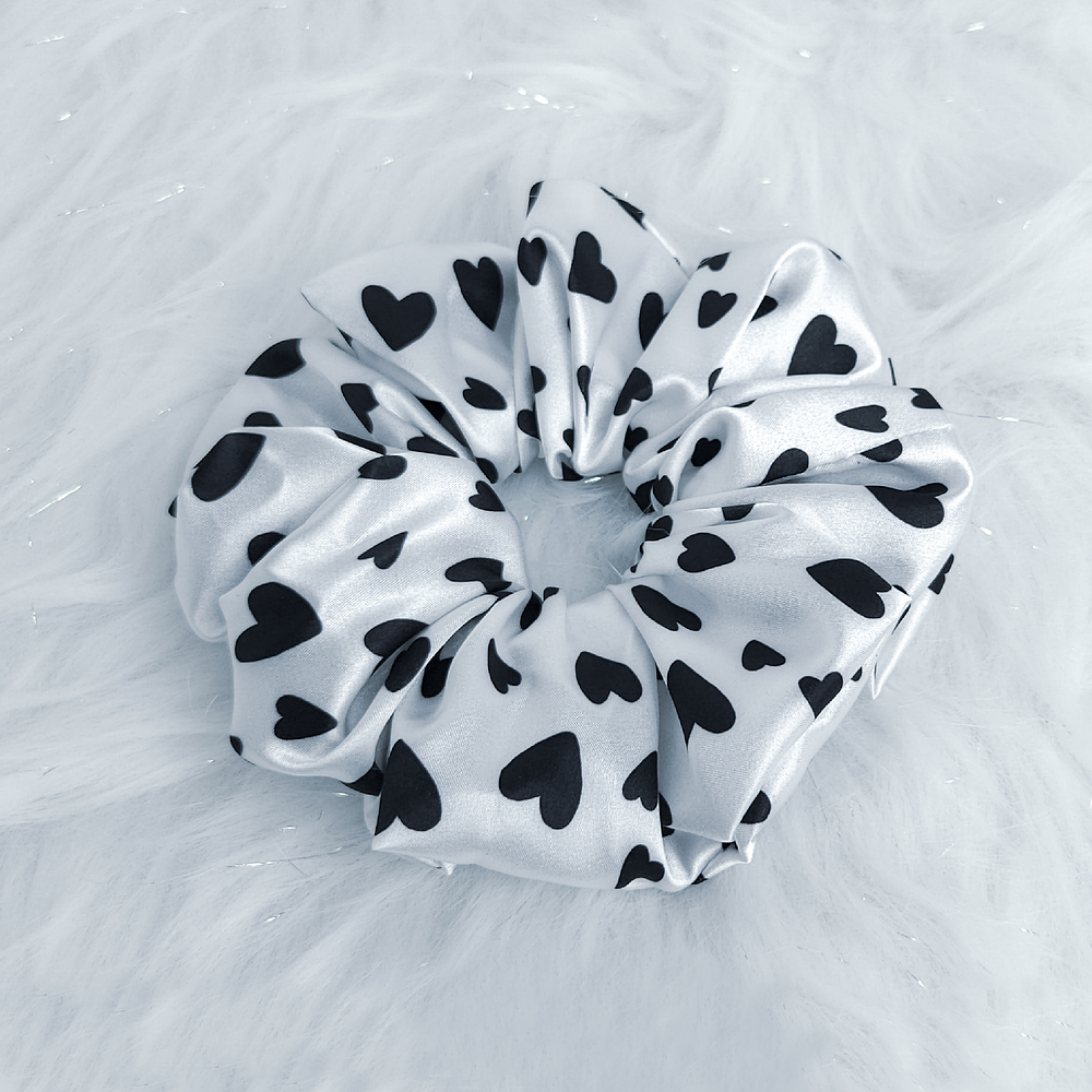 Scrunchie Satín - Corazones blanco y negro