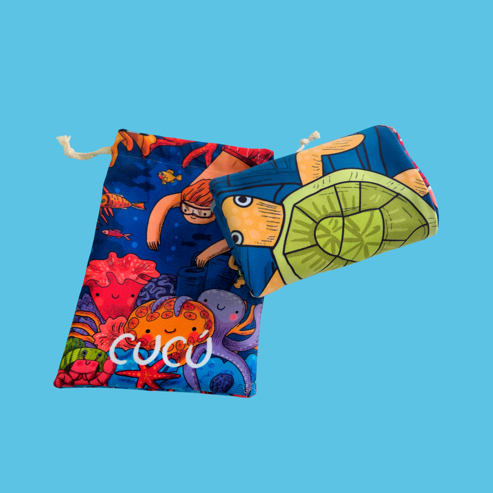 Toalla viajera • Niño explorando el mar