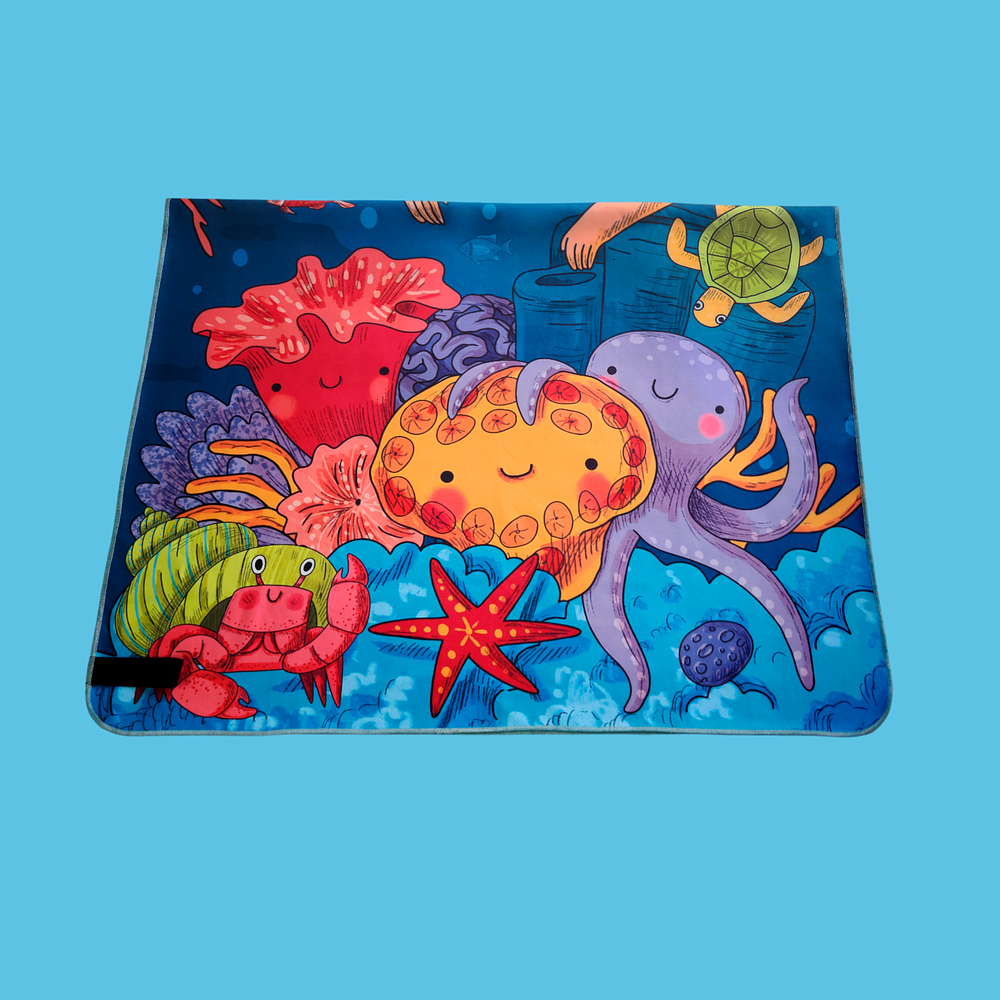 Toalla viajera • Niño explorando el mar