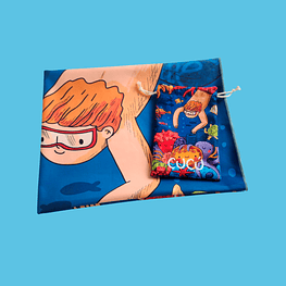 Toalla viajera • Niño explorando el mar