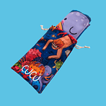 Toalla viajera • Niño explorando el mar