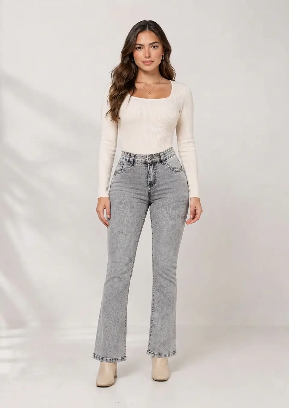 Jeans Flare Mujer Tiro Alto Gris Nevado 1