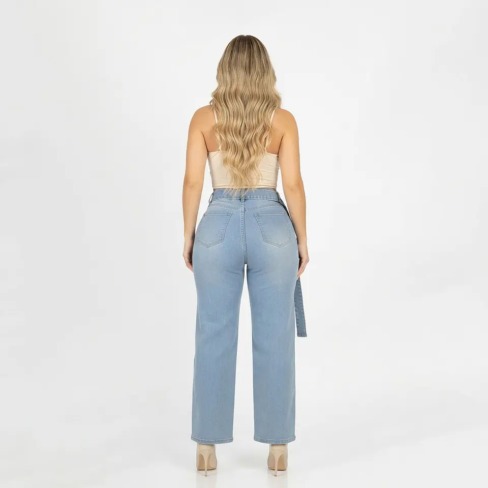 Mom Jean Celeste Focalizado con Cinturón Tiro Alto y Push-Up 2