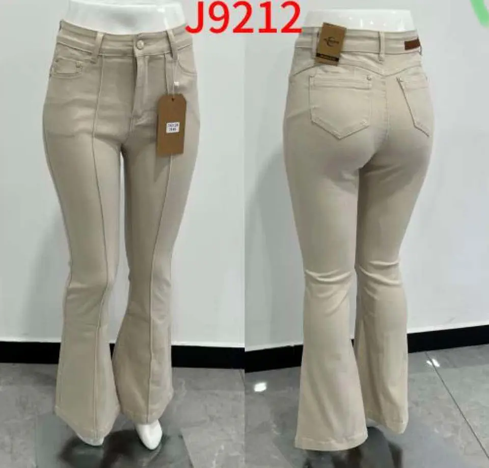 Flare Tiro Alto Blanco Crema Elasticado con Push-Up Linea Frontal 3