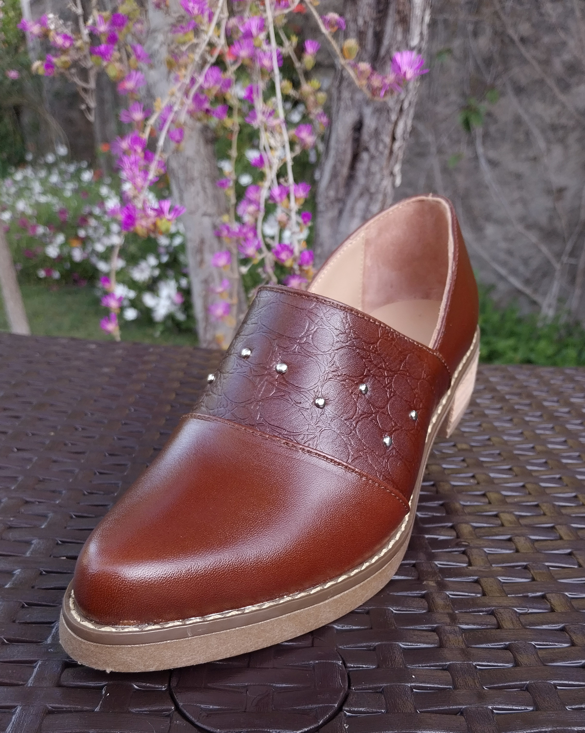 Zapato Tachas Café