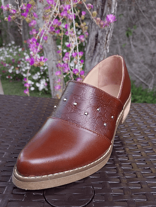 Zapato Tachas Café