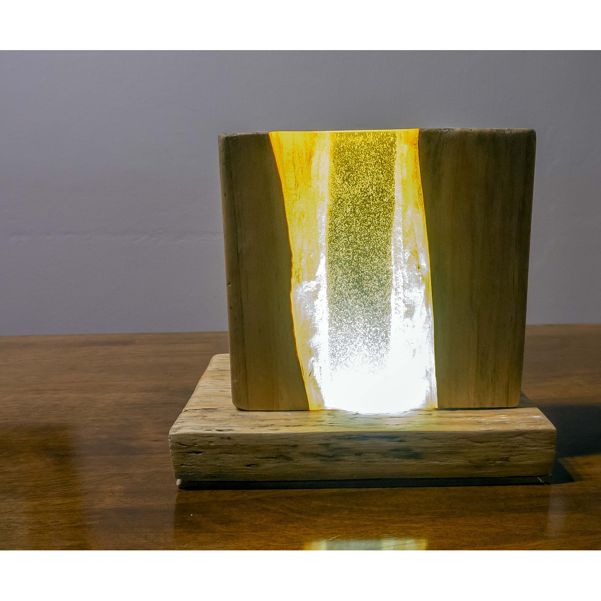 Lampara fina de resina epóxica con madera reciclada rústica.