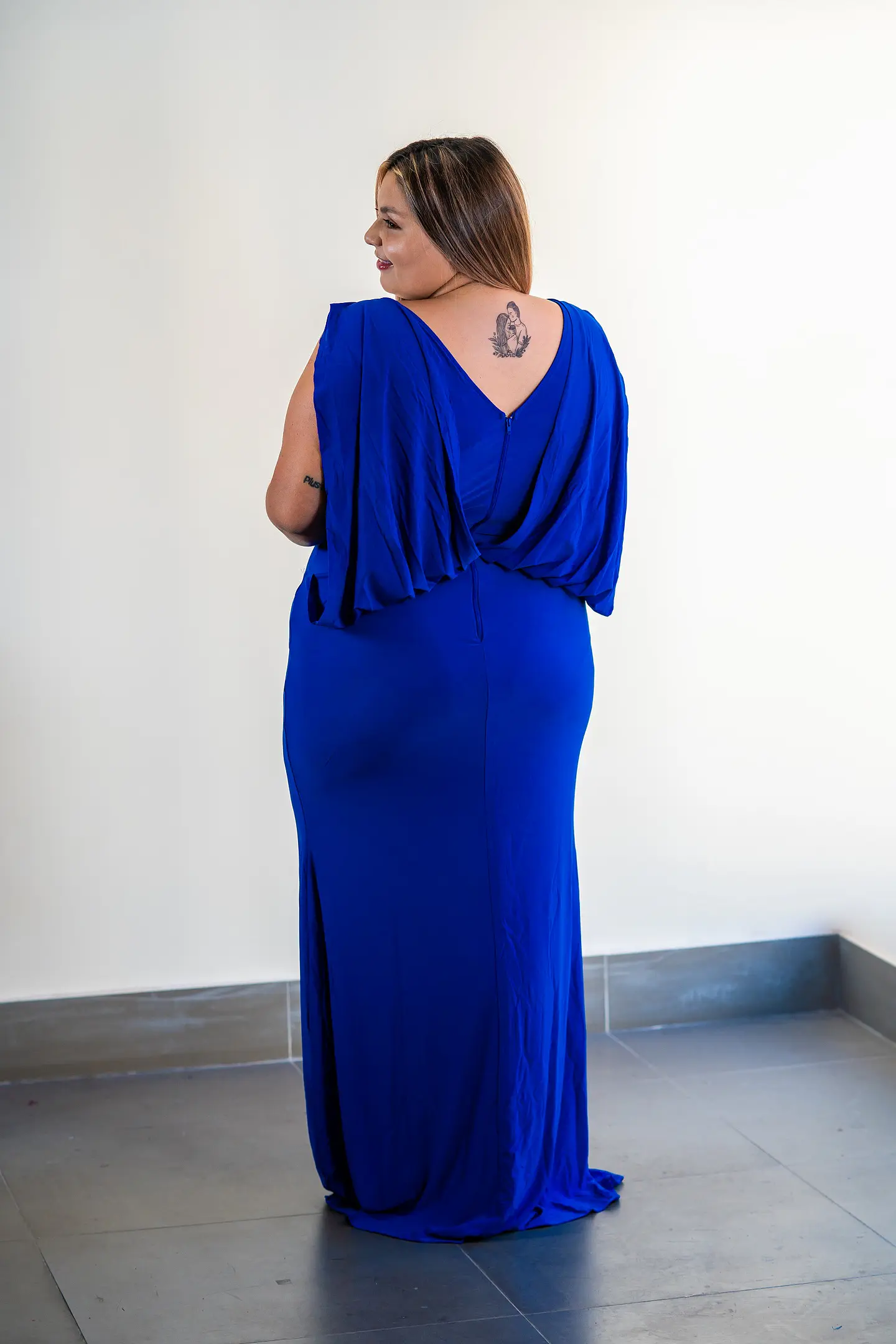 Vestido PV203 largo con cuello V y espalda drapeada 3