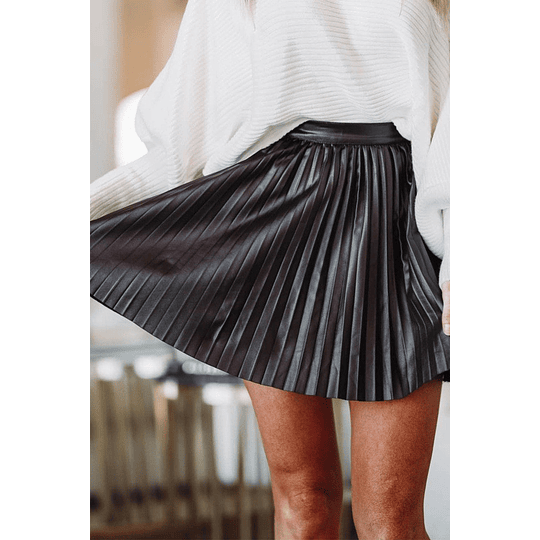 Falda corta plisada de ecocuero  FD016