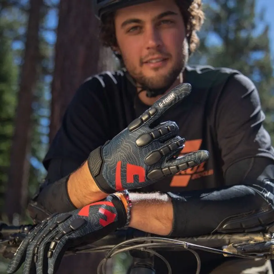 G-FORM TRAIL GLOVES  2
