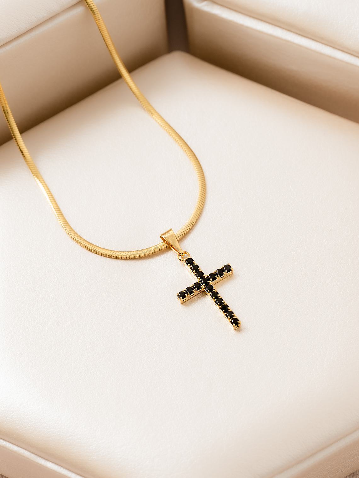 Dije Cruz Circonias Mediana Negra 2