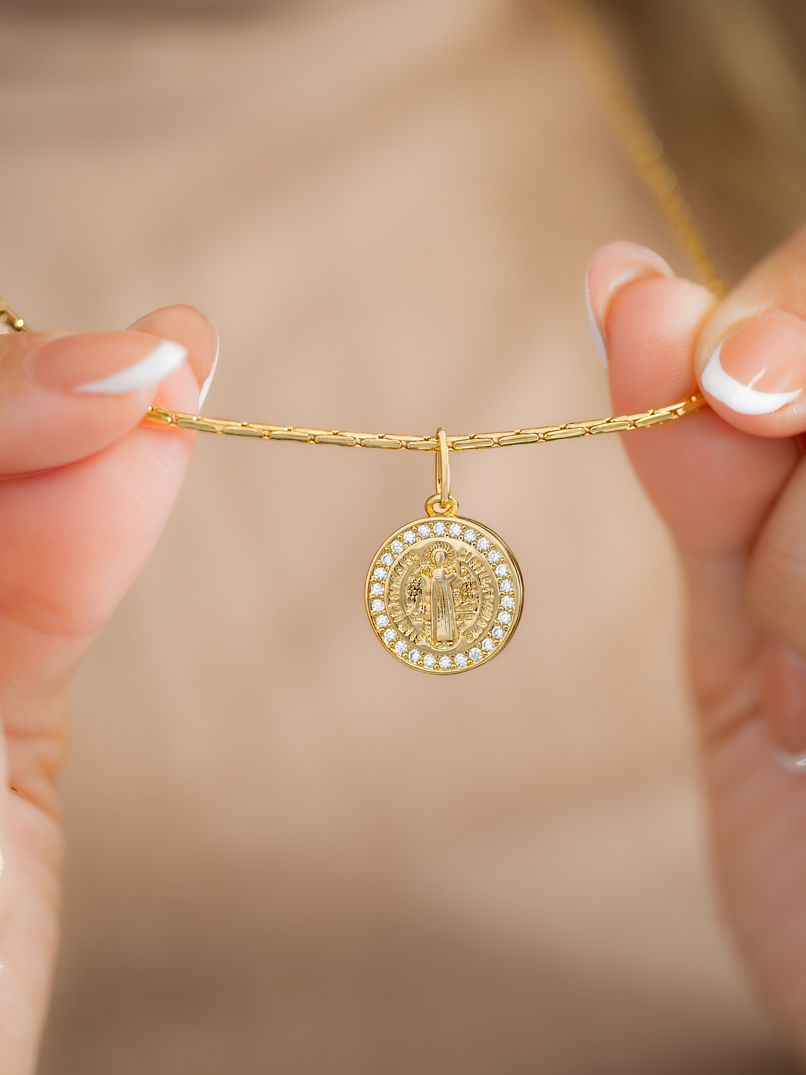 Dije San Benito Redondo con  Circonias  2