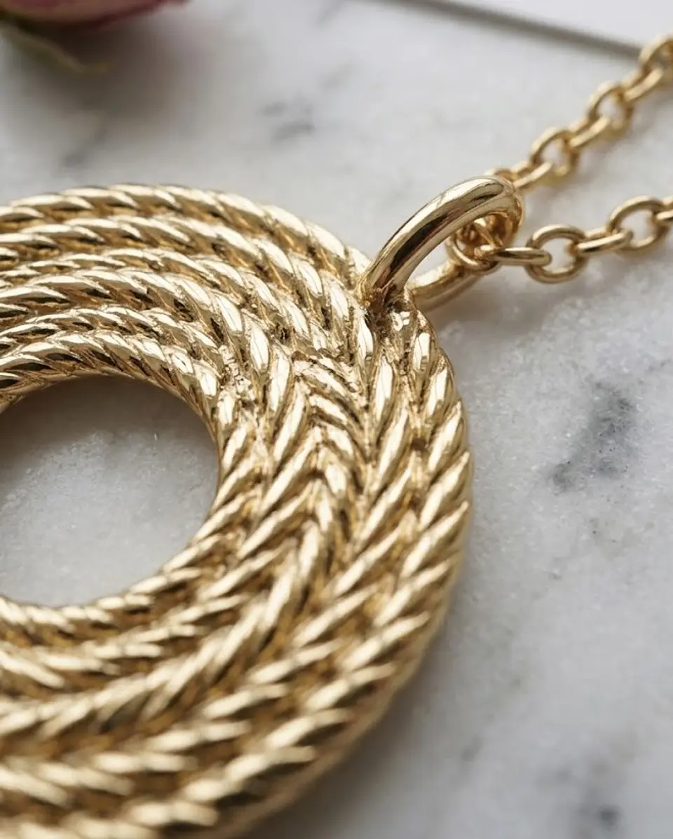 Colar Medalha Espiral Texturada Golden Vortex 3