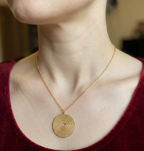 Colar Medalha Espiral Texturada Golden Vortex