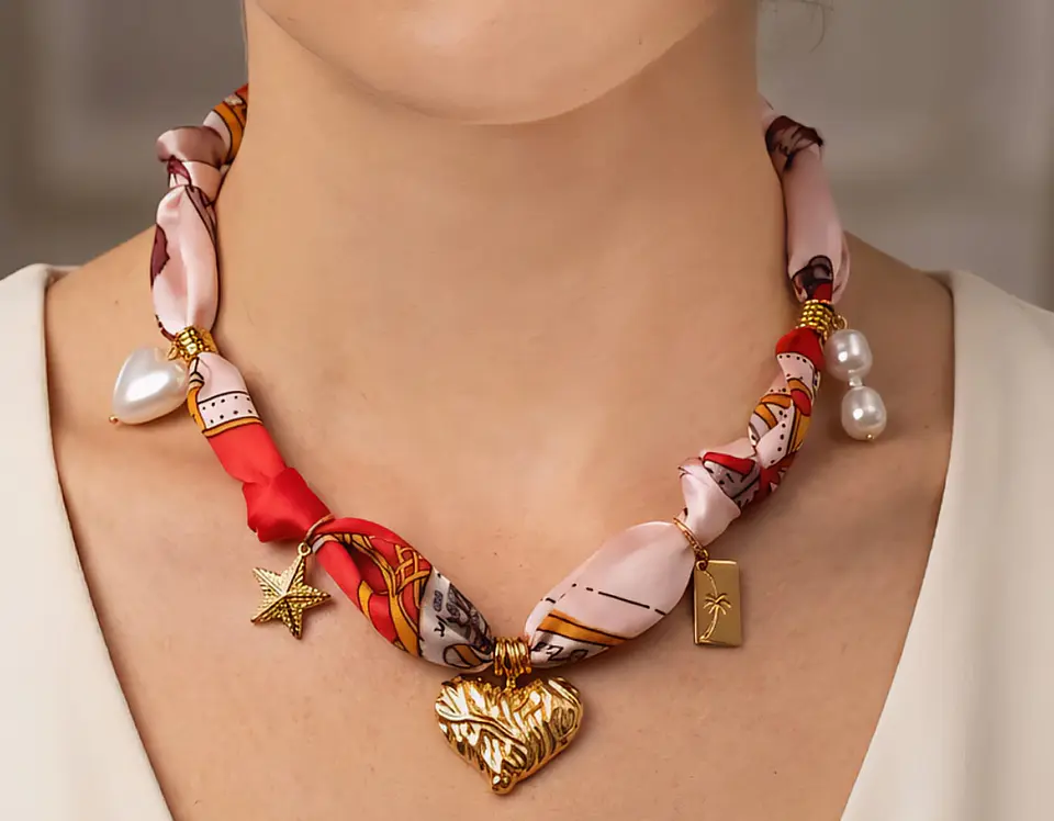 Colar Scarf Riviera Coração Texturado com Pérolas e Charms 1