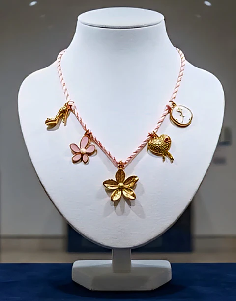 Colar Cordão Doce Encanto com Flor Filigrana e Charms Dourados