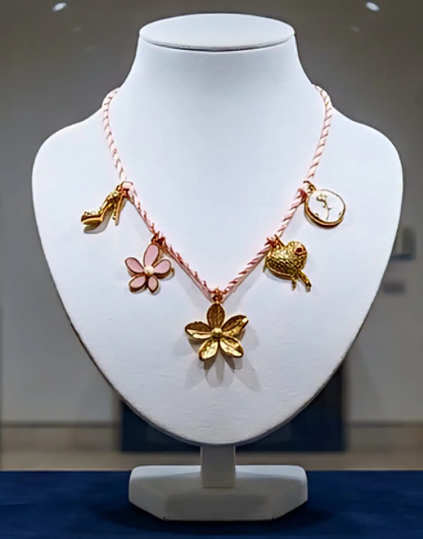 Colar Cordão Doce Encanto com Flor Filigrana e Charms Dourados 2