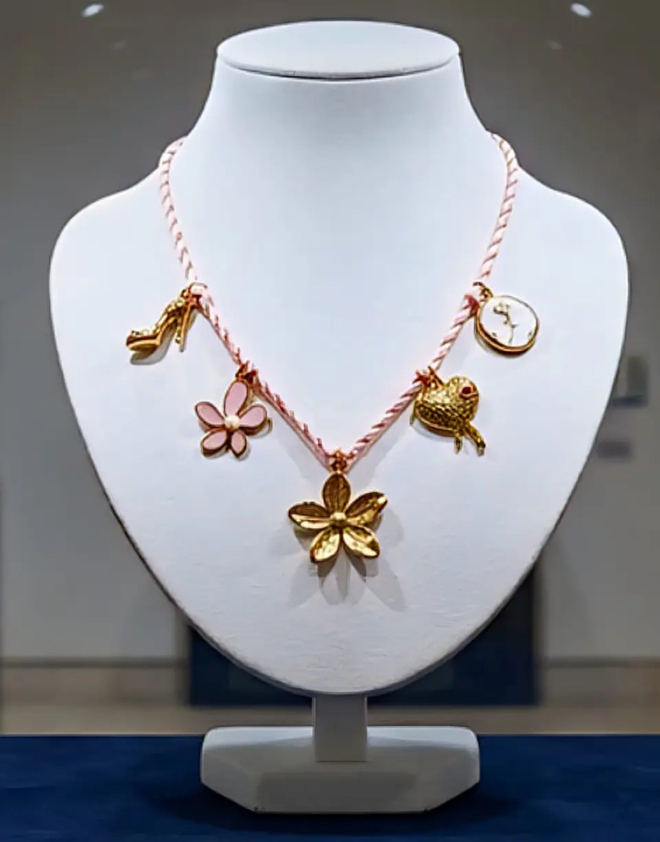 Colar Cordão Doce Encanto com Flor Filigrana e Charms Dourados 2