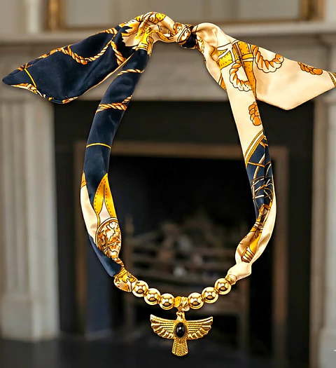 Colar Scarf Ícaro Imperial com Lenço Acetinado e Águia Dourada