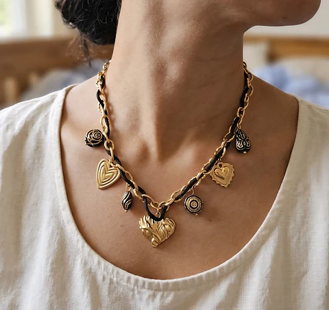 "Coração Ardente" – Corrente Dourada com Medalhas de Coração e Detalhes Pretos
