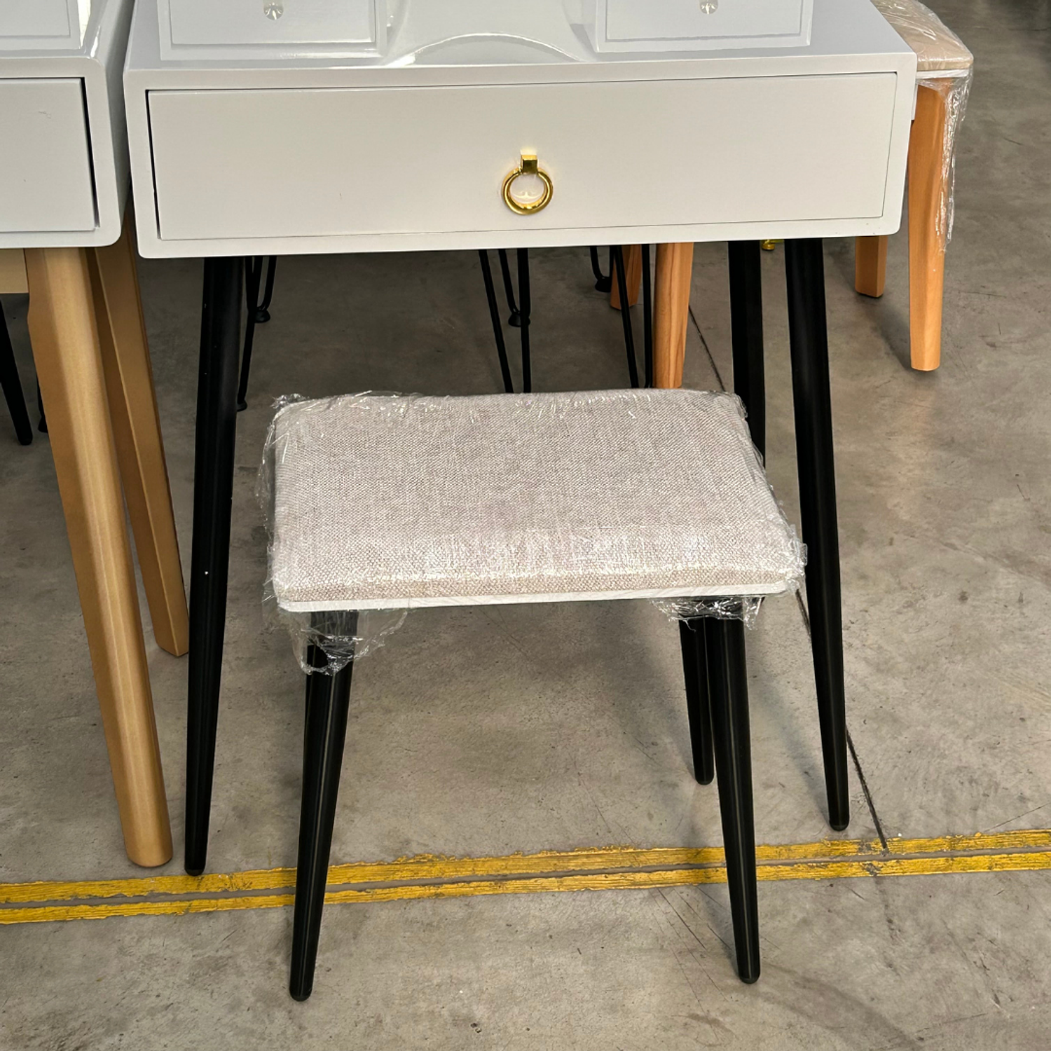 Tocador con Espejo Led Ovalado Base Metálica Cajón y Asiento 4