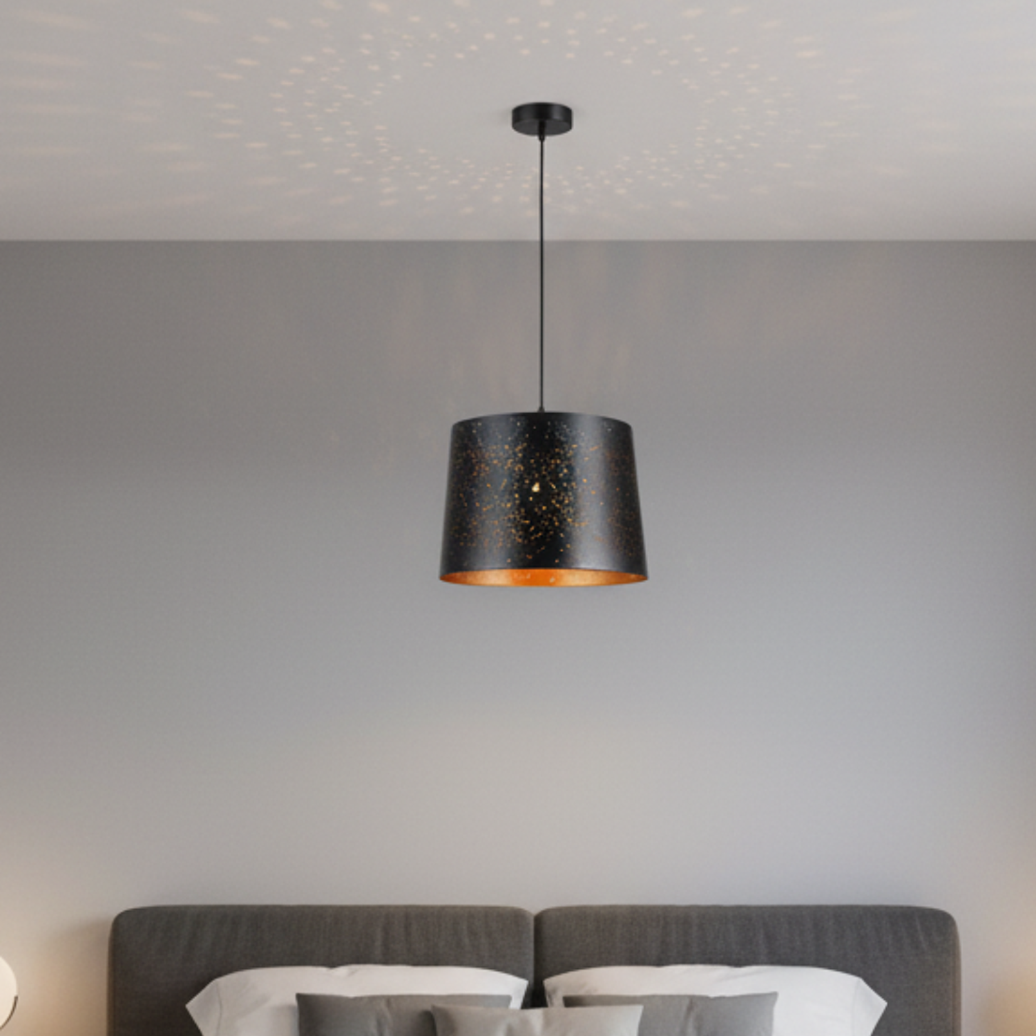 Lámpara Colgante E27 Negra con Diseño Estelar y Fondo Dorado 2