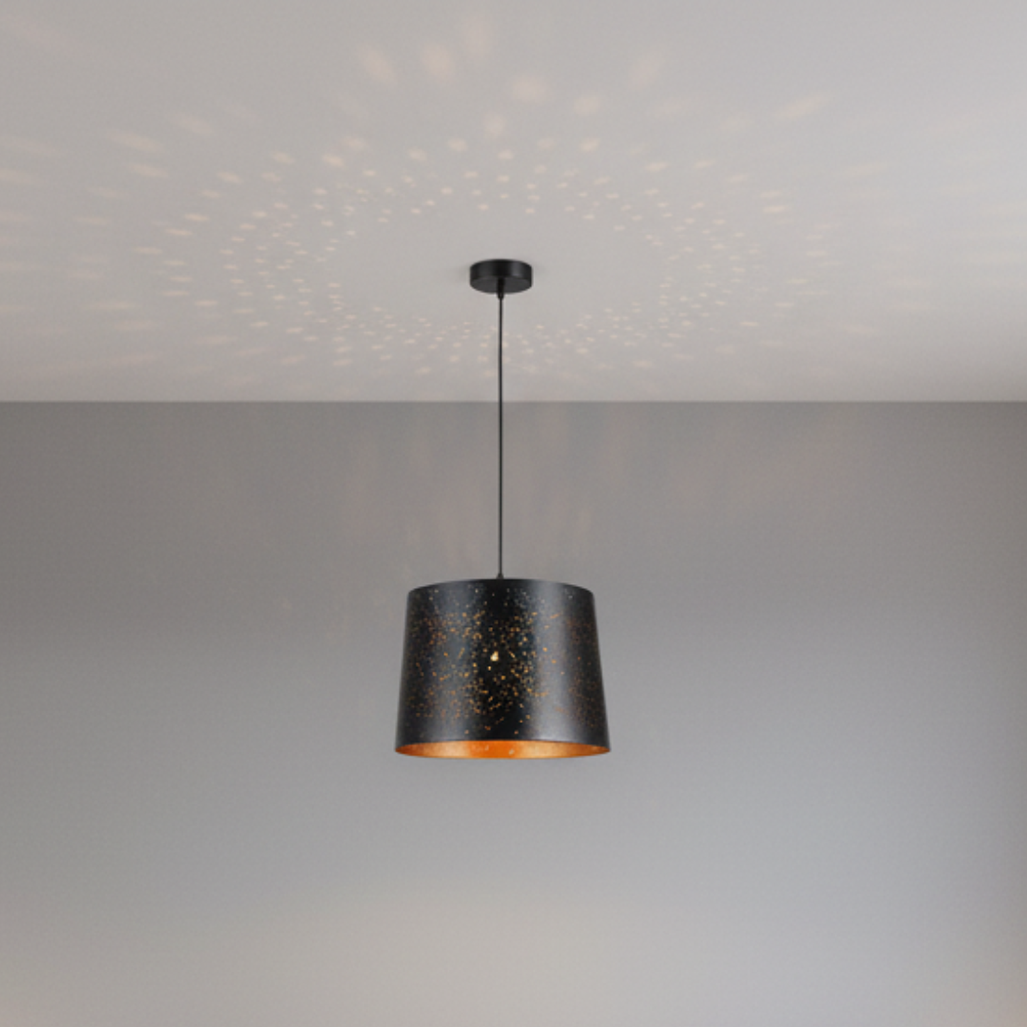 Lámpara Colgante E27 Negra con Diseño Estelar y Fondo Dorado 1