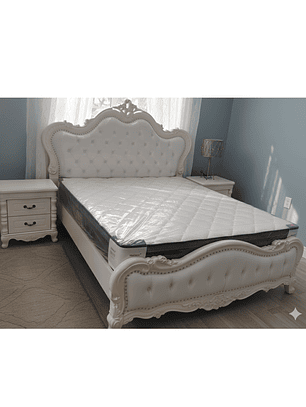 Cama King Blanca Real de Lujo  Estilo Barroco de Madera Roble Americano Tallada y Doble Tapizado en Cuero Capitoné