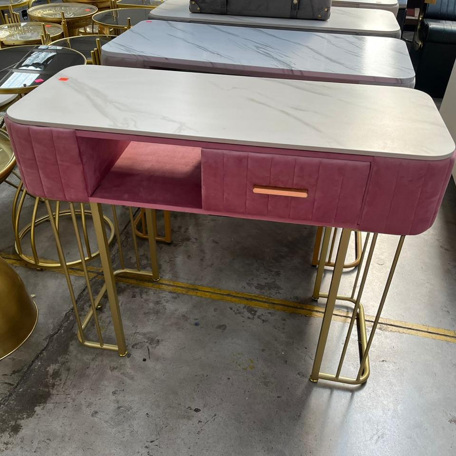 Set de Para Manicure Mesa de Piedra Sinterizada y Silla Velvet Patas Doradas 6