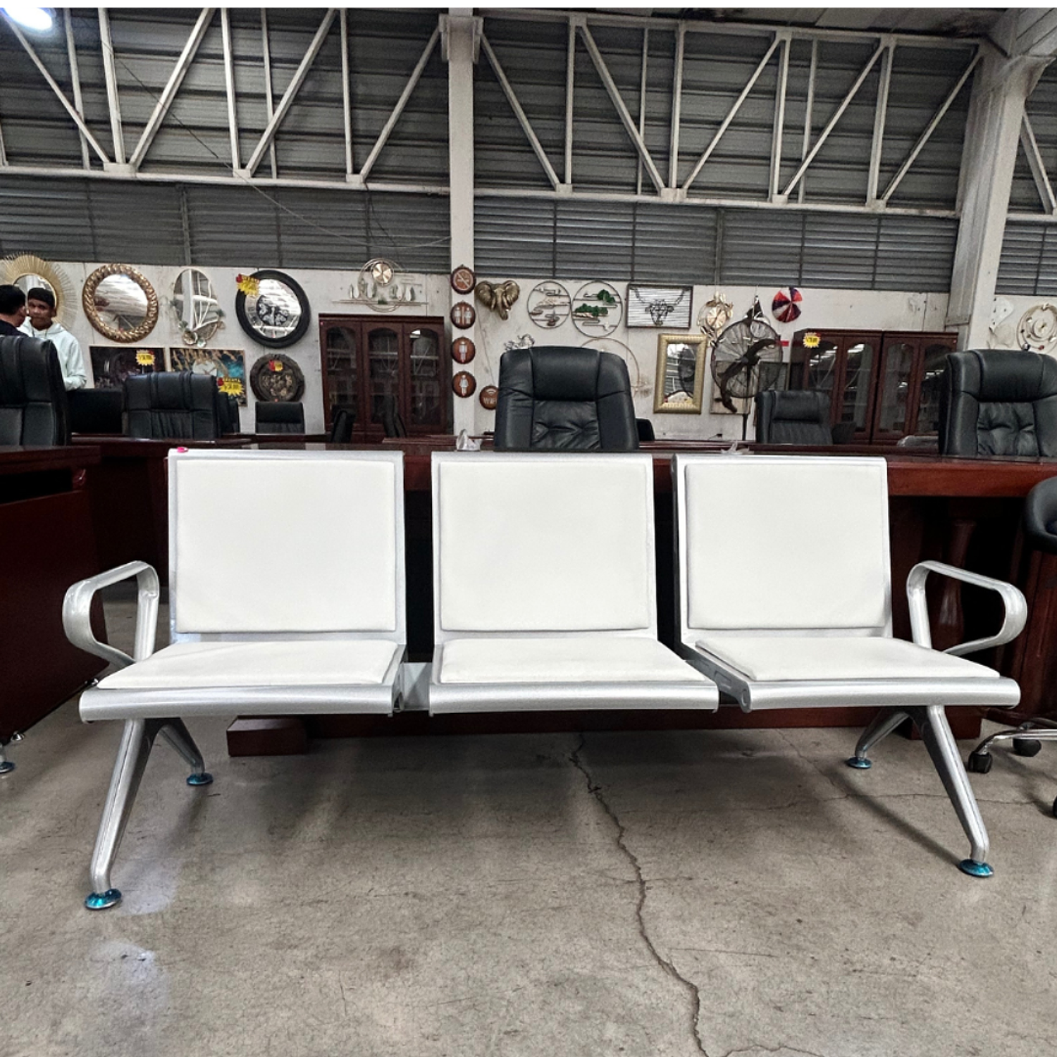 Banca de Espera de 3 Plazas con Asiento Acolchado y Estructura Metálica 6