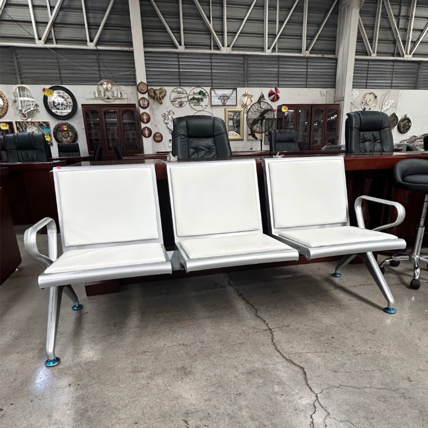 Banca de Espera de 3 Plazas con Asiento Acolchado y Estructura Metálica 7