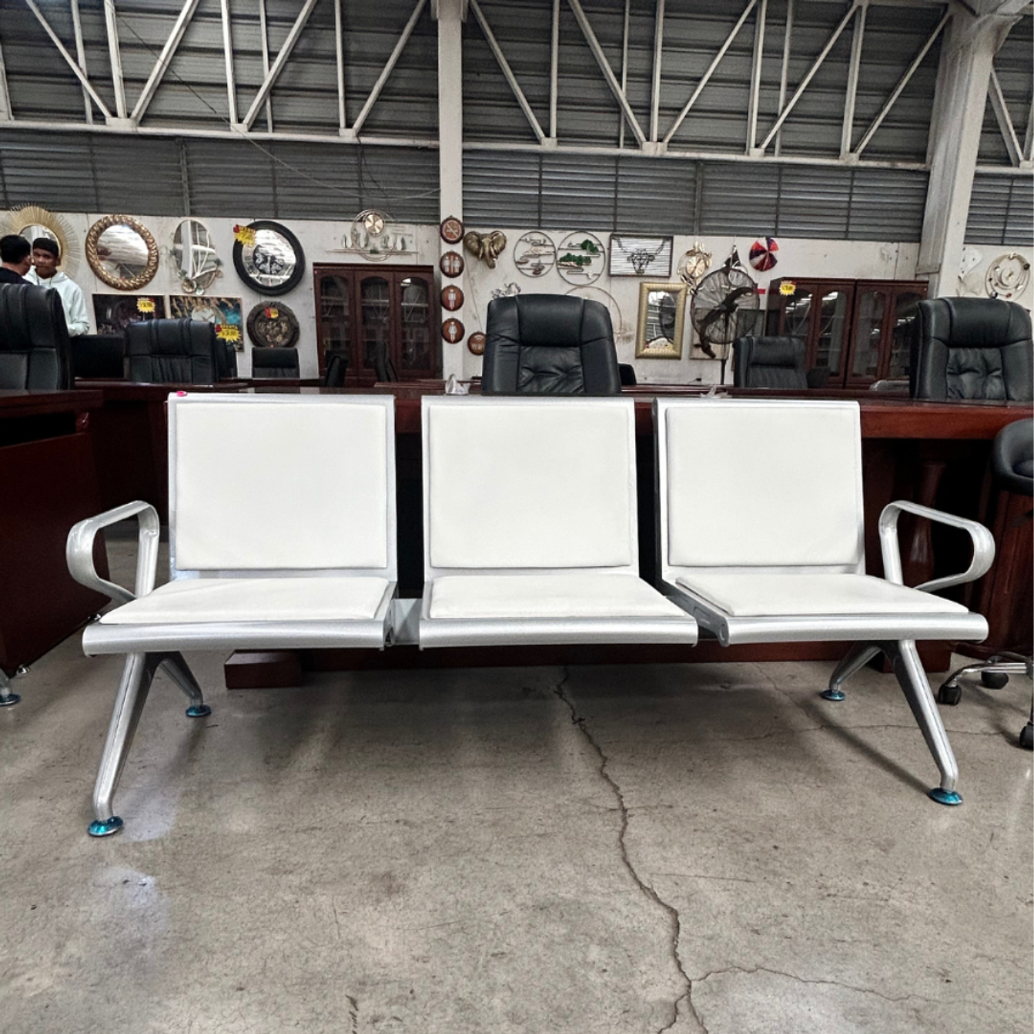 Banca de Espera de 3 Plazas con Asiento Acolchado y Estructura Metálica 8