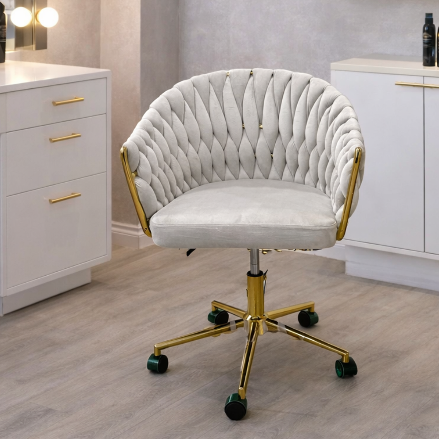 Silla de Felpa Giratoria para Manicura con Ruedas y Base Dorada 1