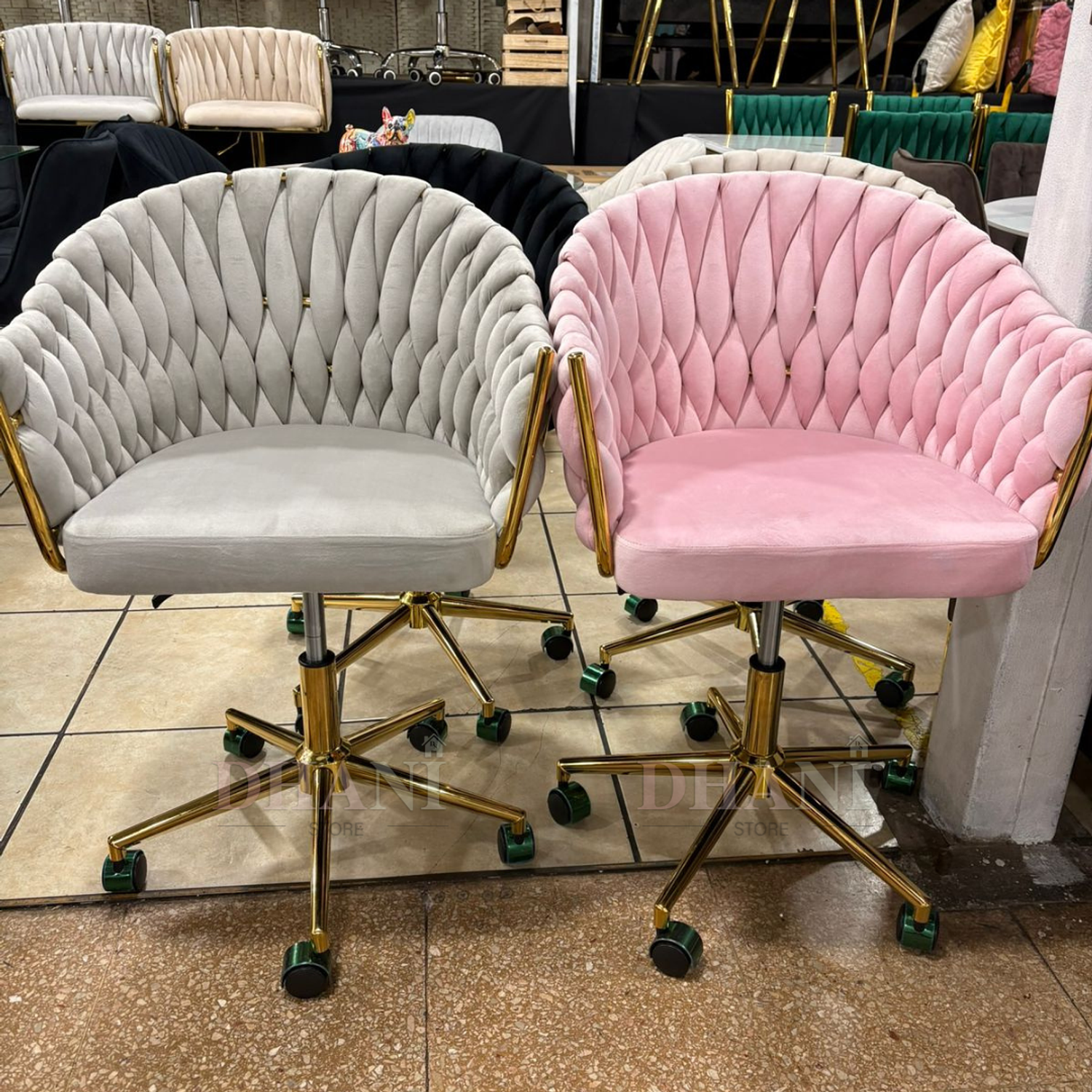 Silla de Felpa Giratoria para Manicura con Ruedas y Base Dorada 7