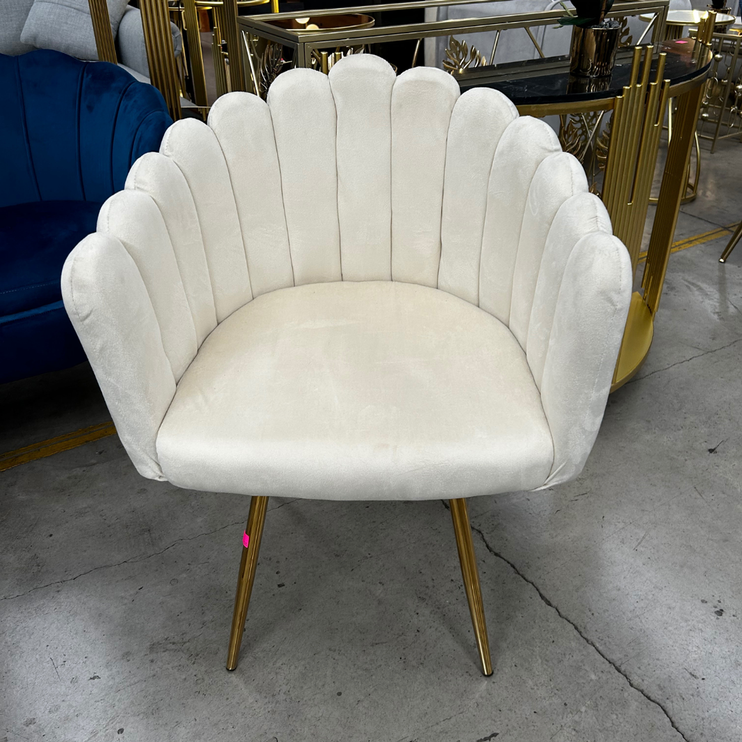 Silla Concha de Terciopelo con Patas Doradas para Salón de Belleza y Tocador 3