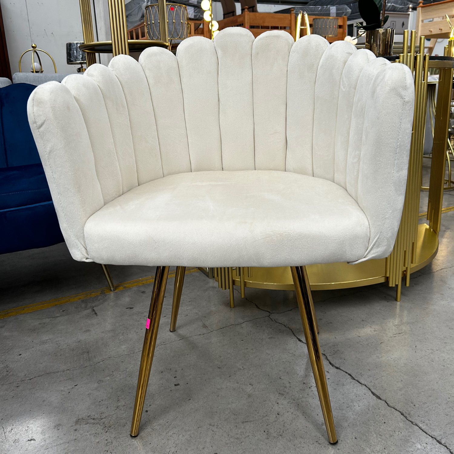 Silla Concha de Terciopelo con Patas Doradas para Salón de Belleza y Tocador 4