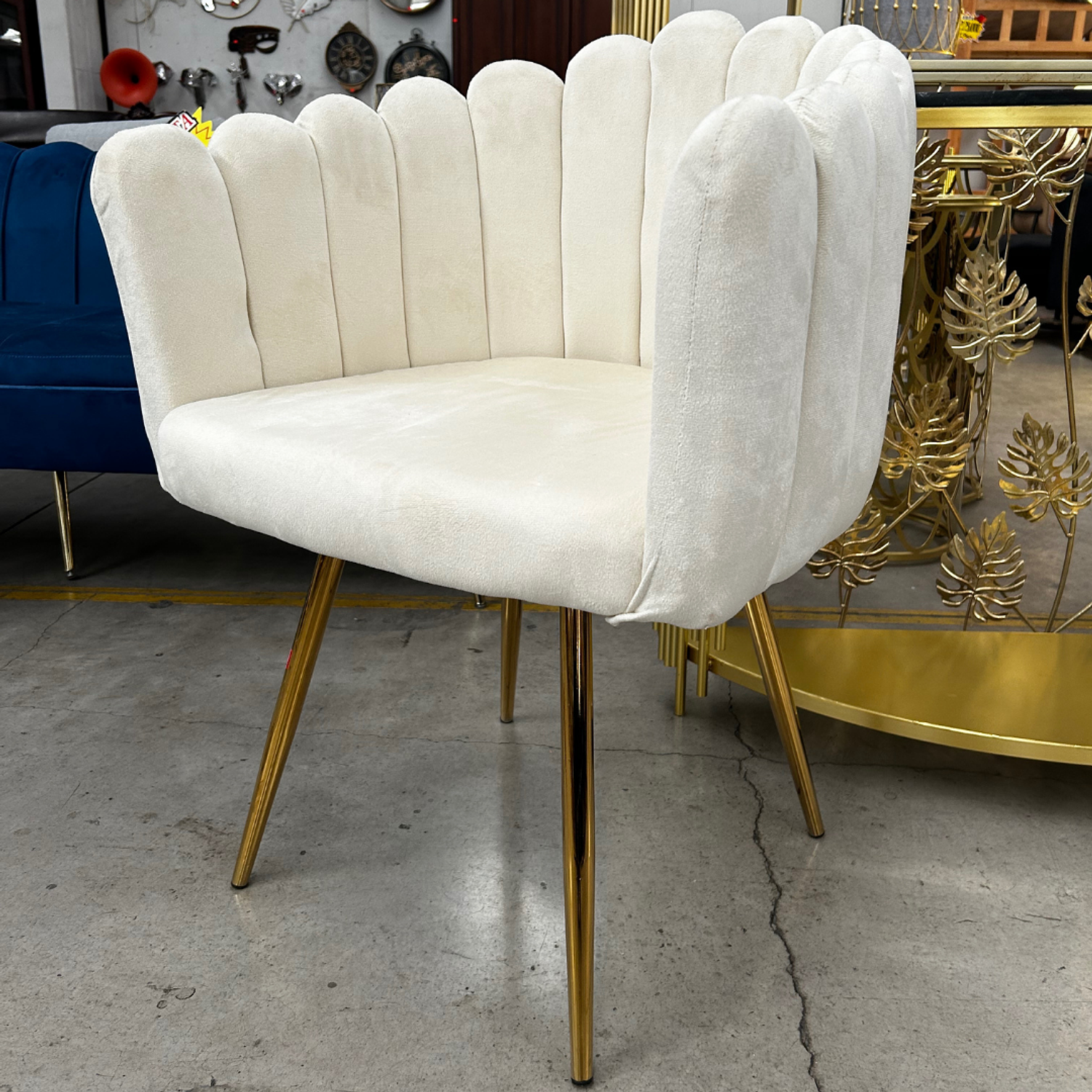 Silla Concha de Terciopelo con Patas Doradas para Salón de Belleza y Tocador 5