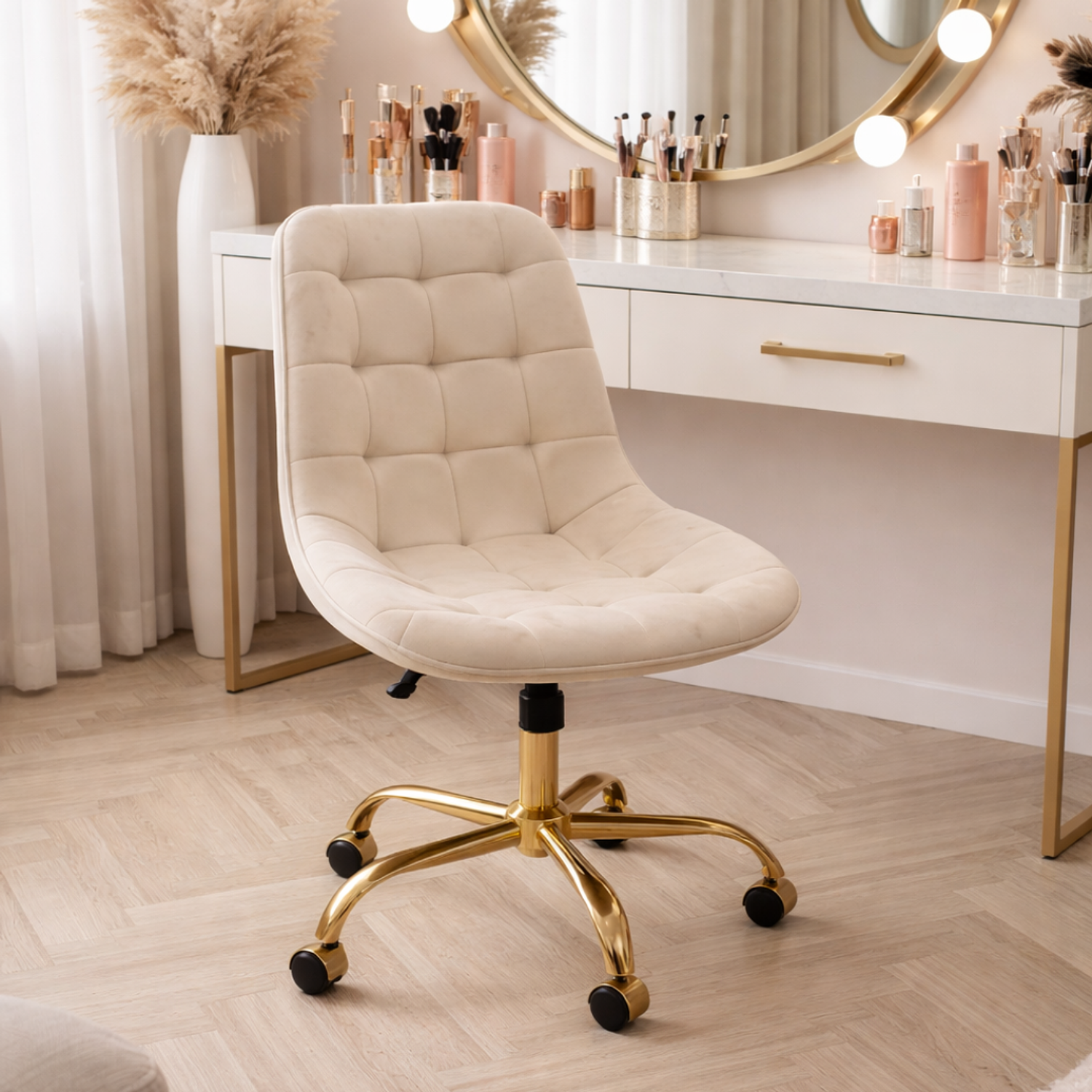 Silla Acolchada Moderna de Terciopelo Beige con Ruedas Base Dorada  1