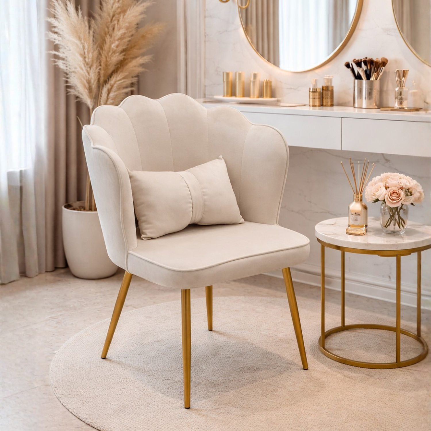 Sitial de Terciopelo Acolchado Color Beige con Patas Doradas Shell Élite Cream 1