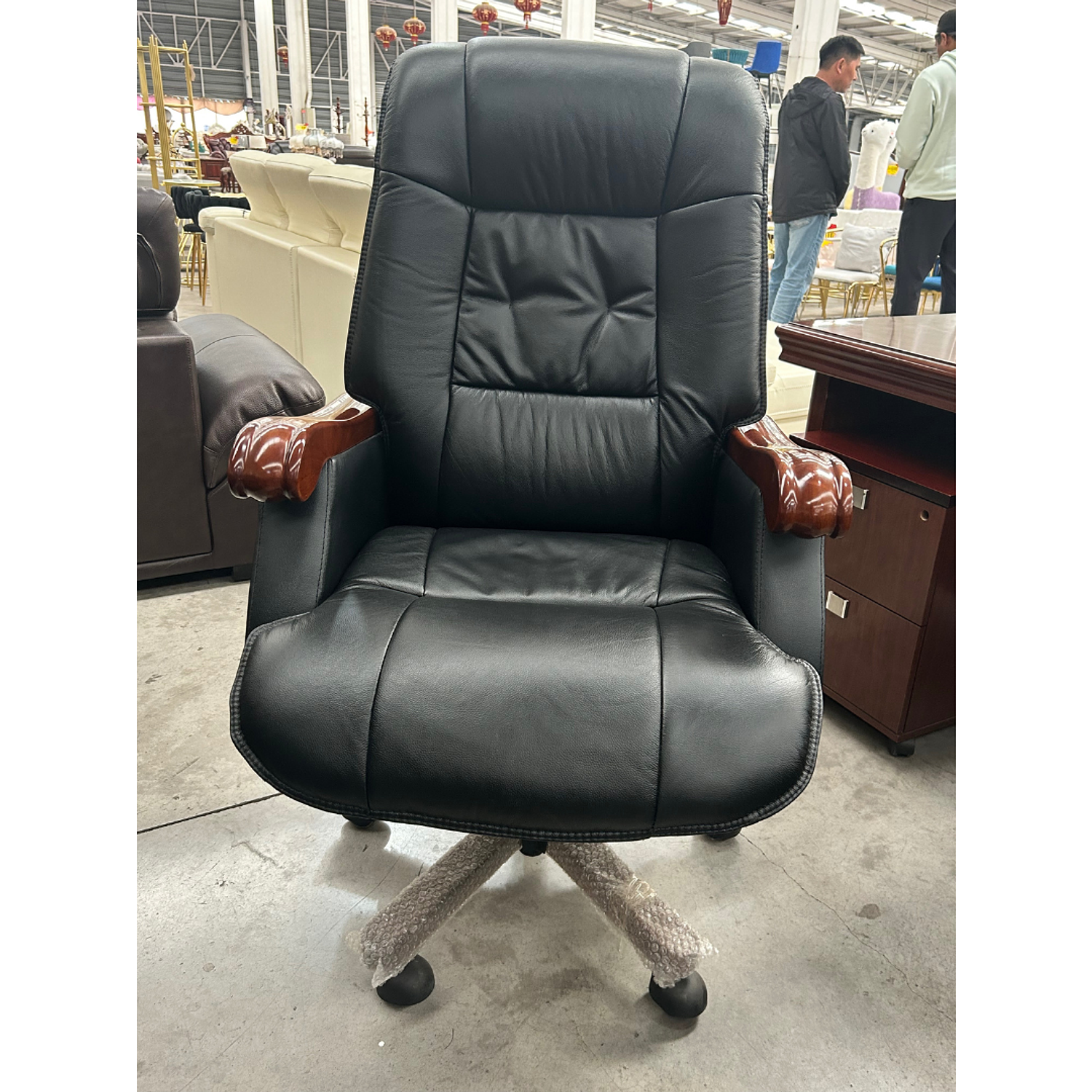 Silla de Escritorio Gerencial Ejecutiva Ergonómica en Cuero Negro con Brazos de Madera – Silla Oficina  5