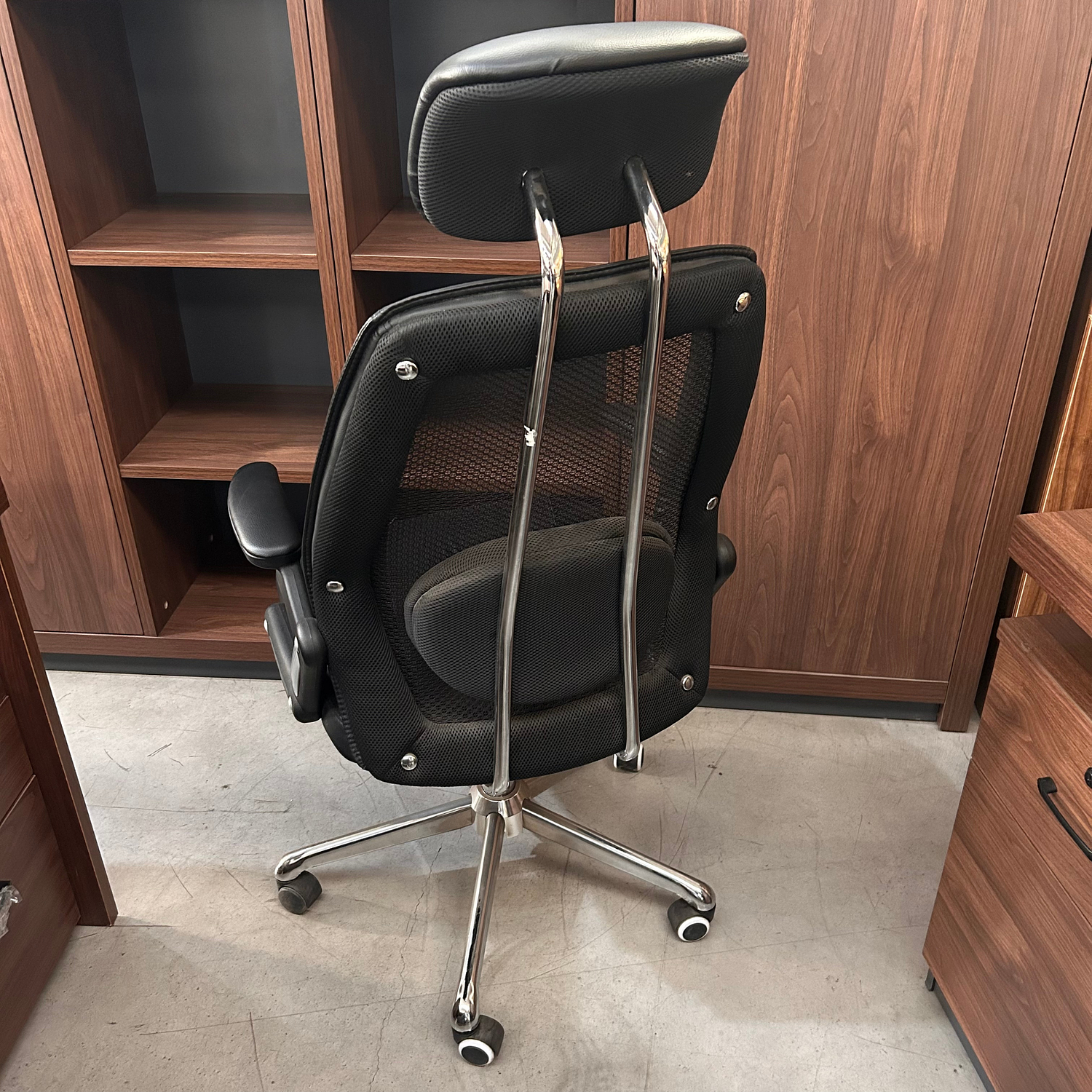 Silla de Escritorio Ejecutiva Negra Ergonómica con Apoyacabeza – Sillón Gerencial para Oficina 4