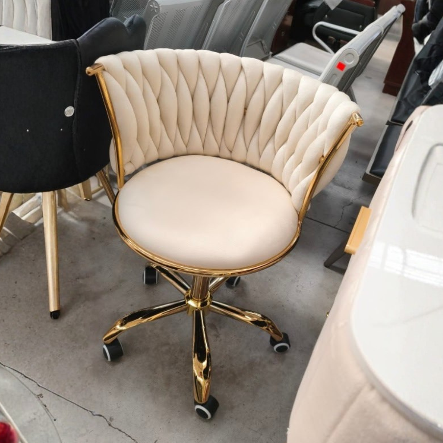 Set de Manicura Profesional Beige con Mesa de Uñas y 2 Sillas una Fija y una Giratoria  4