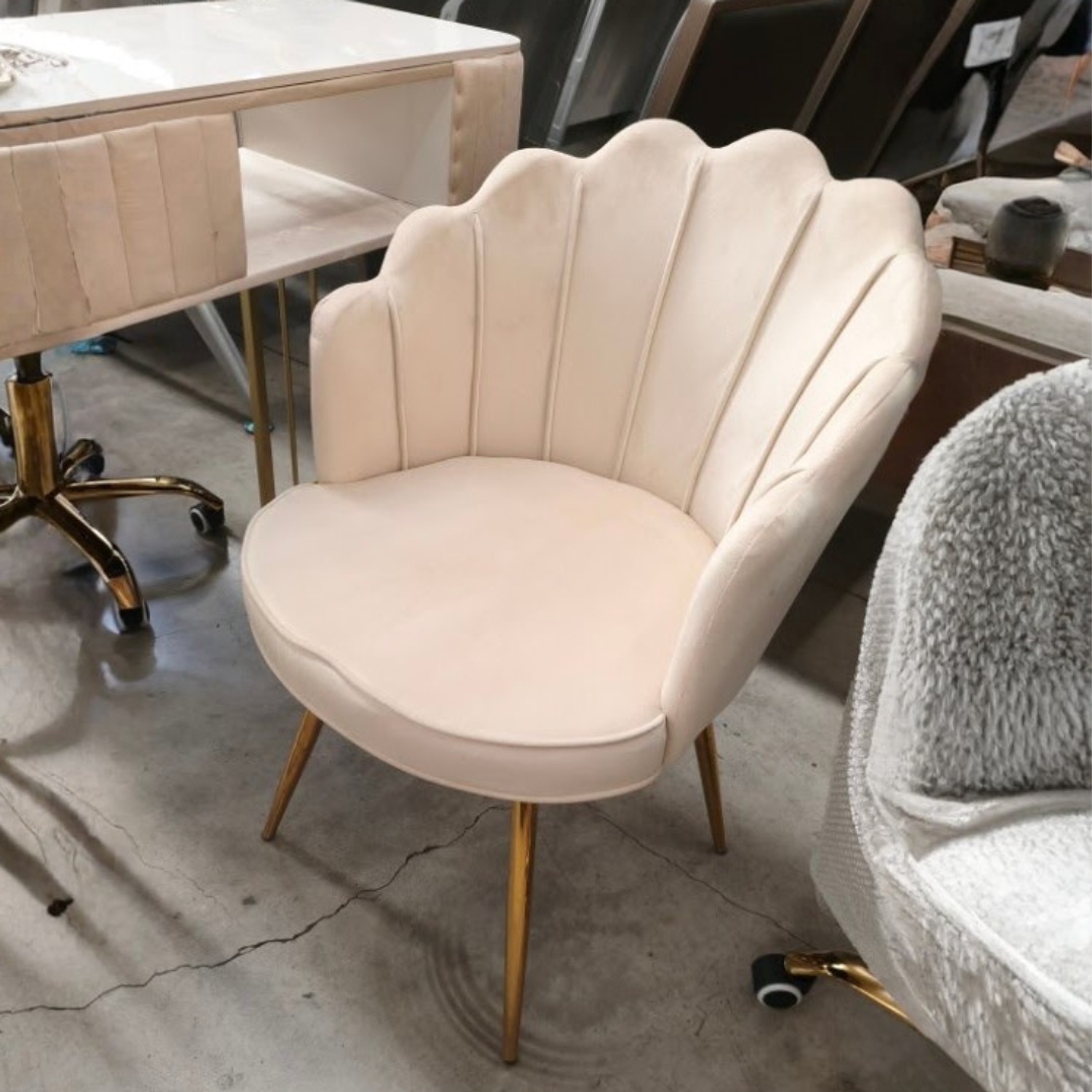 Set de Manicura Profesional Beige con Mesa de Uñas y 2 Sillas una Fija y una Giratoria  5